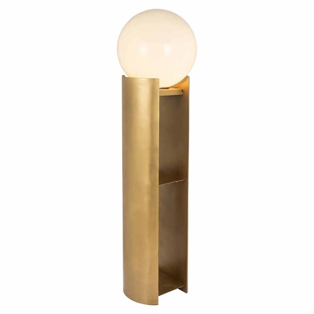 Hohe, zylindrische Stehlampe mit minimalistischem Design, metallisch-goldenem Finish und kugelförmiger, weißer Glühbirne an der Spitze.