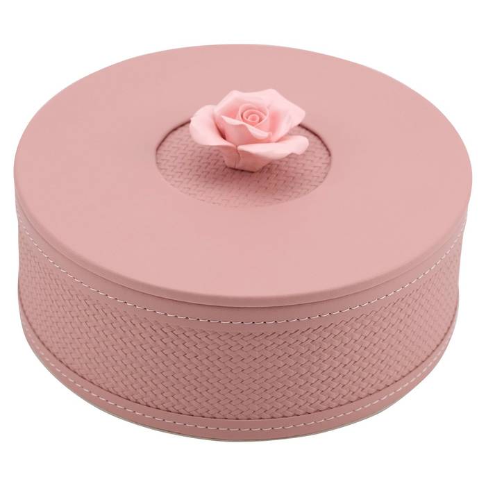 Die Aufbewahrungsbox Mary klein (rosa) hat ein elegantes und modernes Design. Auf der Oberseite befindet sich eine kunstvoll gestaltete Rose, die als Griff zum Öffnen der Box dient.