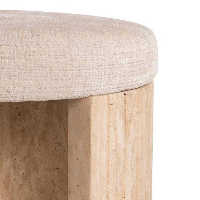 Hocker Gallice naturbeige Travertin (Beige), frontal aufgenommen. Modernes und elegantes Design mit Detailaufnahmen